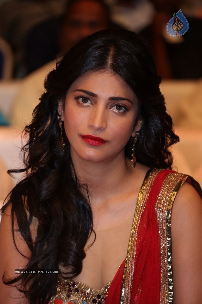 Shruti Haasan at Pooja Audio Launch - 105 / 152 photos