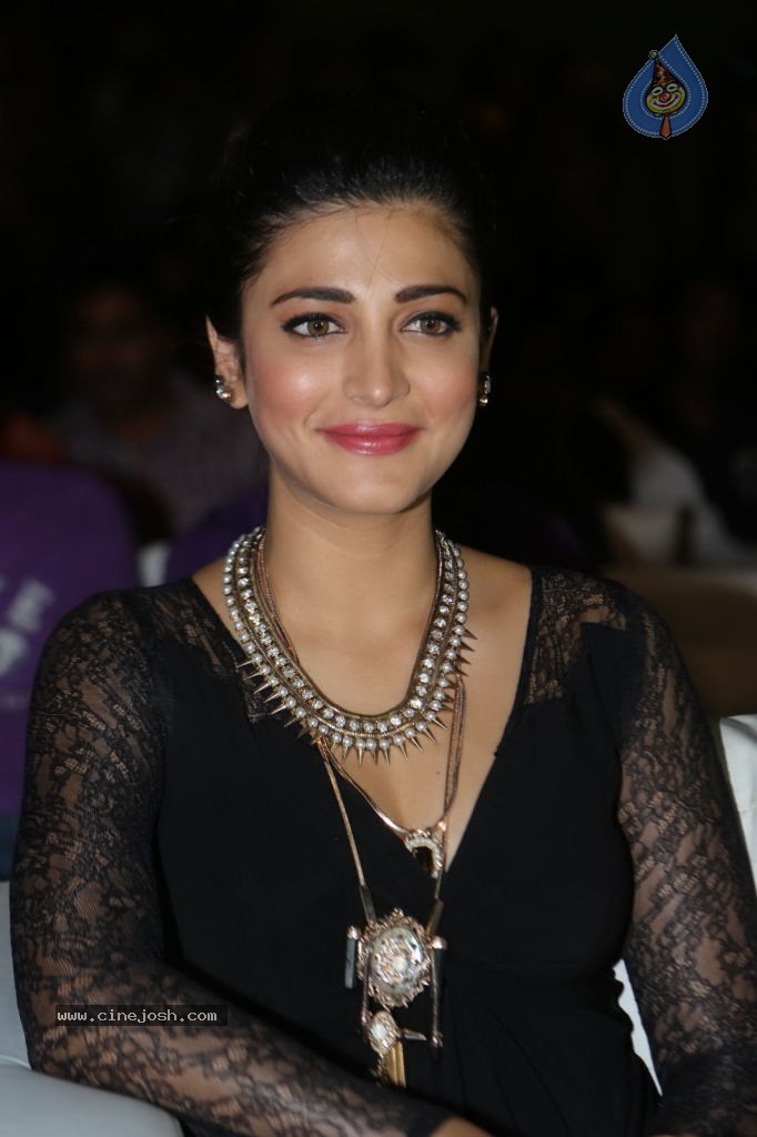 Shruti Haasan at Race Gurram Success Meet - 11 / 104 photos