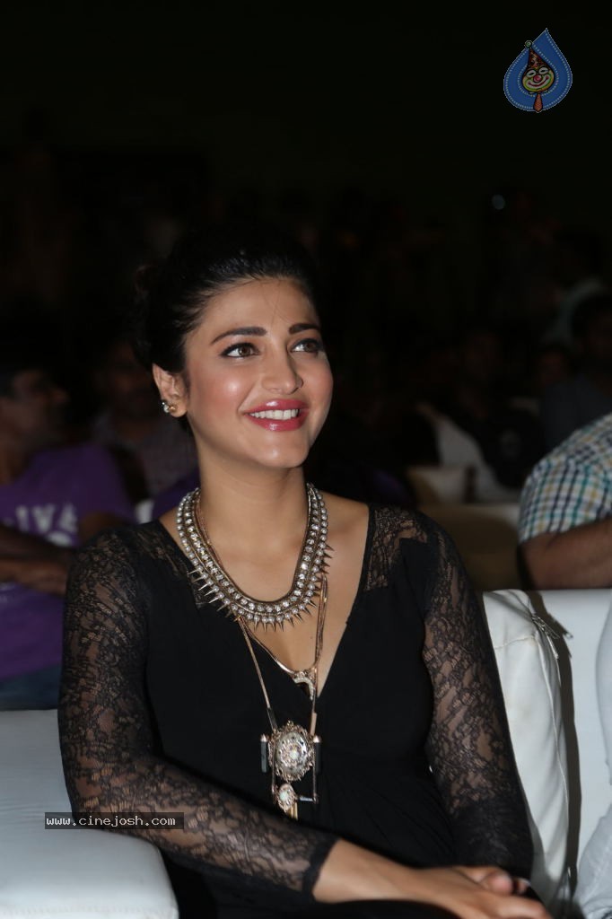 Shruti Haasan at Race Gurram Success Meet - 13 / 104 photos