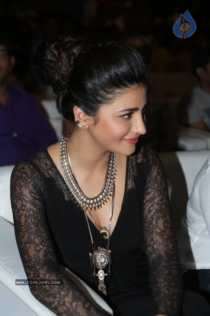 Shruti Haasan at Race Gurram Success Meet - 14 / 104 photos
