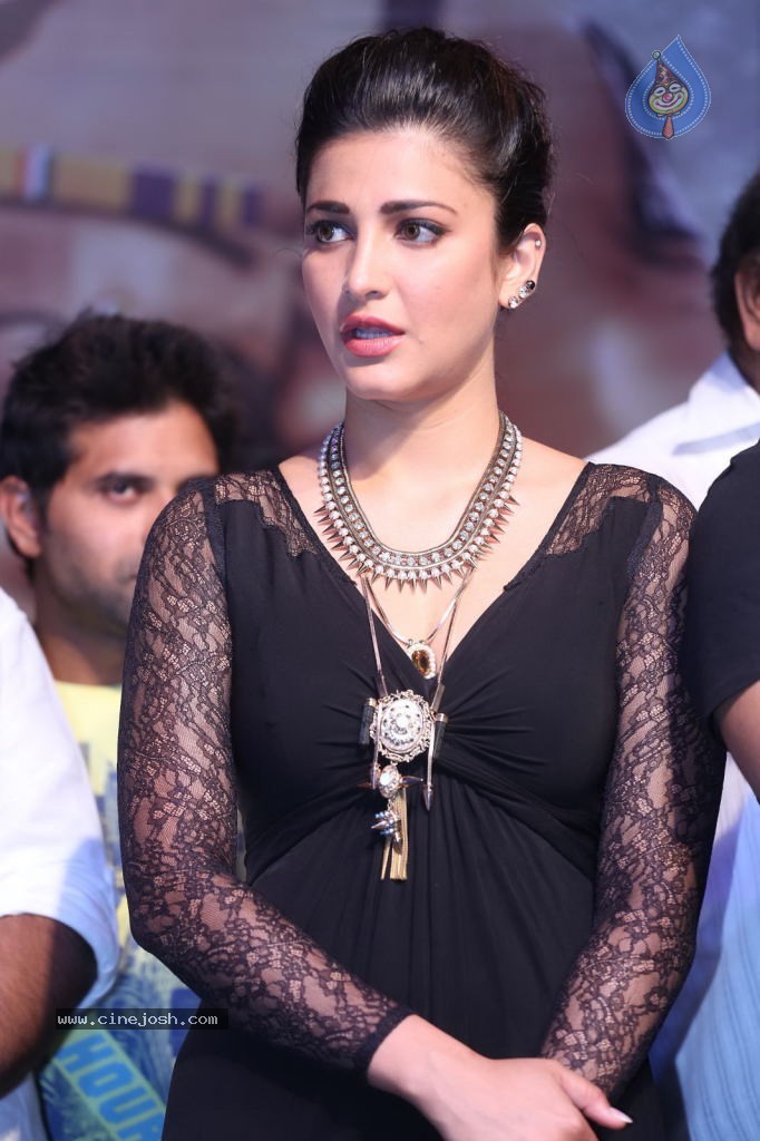 Shruti Haasan at Race Gurram Success Meet - 16 / 104 photos