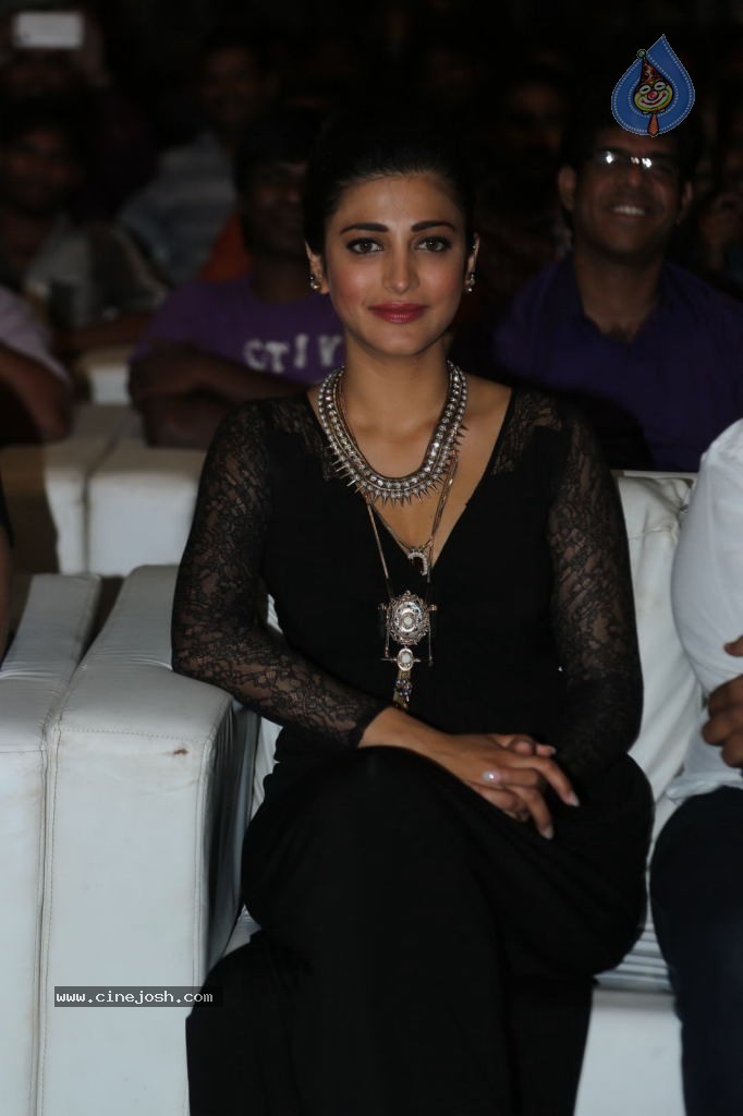 Shruti Haasan at Race Gurram Success Meet - 23 / 104 photos