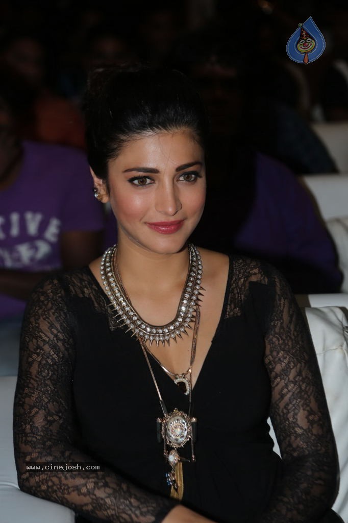 Shruti Haasan at Race Gurram Success Meet - 24 / 104 photos