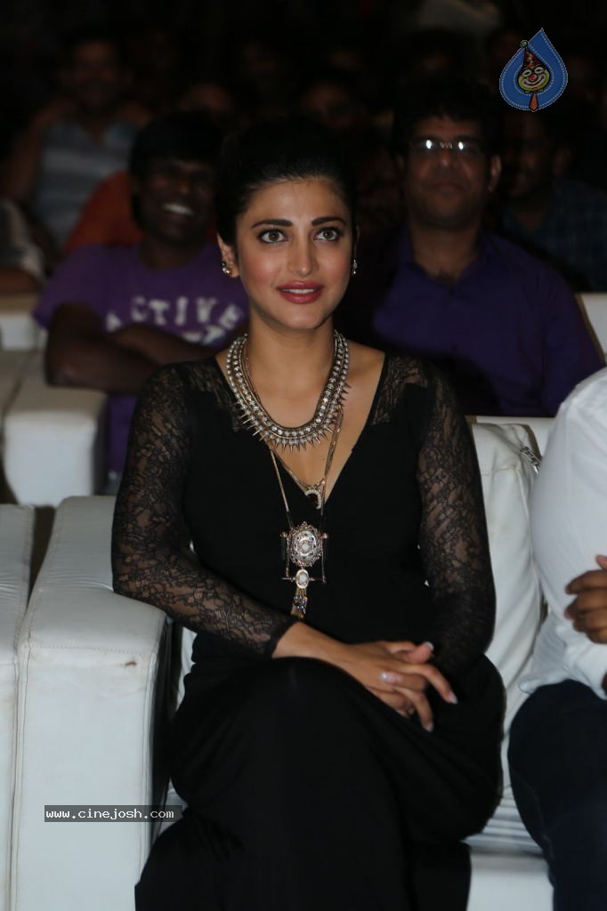 Shruti Haasan at Race Gurram Success Meet - 25 / 104 photos