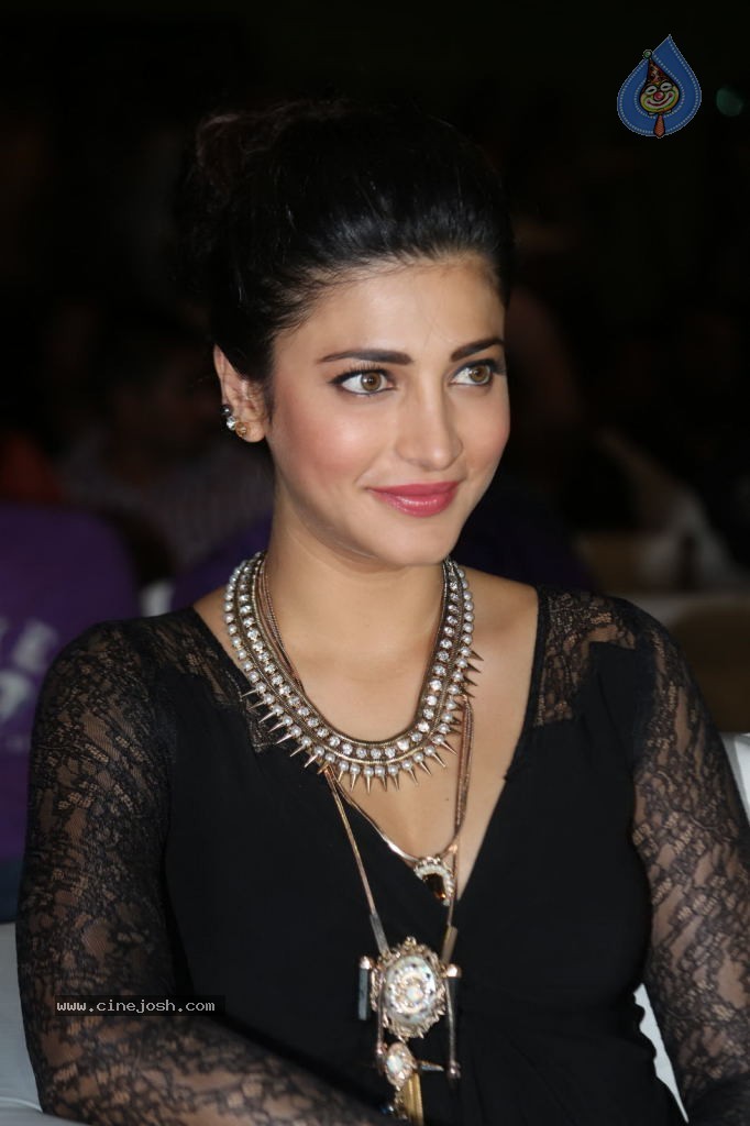 Shruti Haasan at Race Gurram Success Meet - 28 / 104 photos
