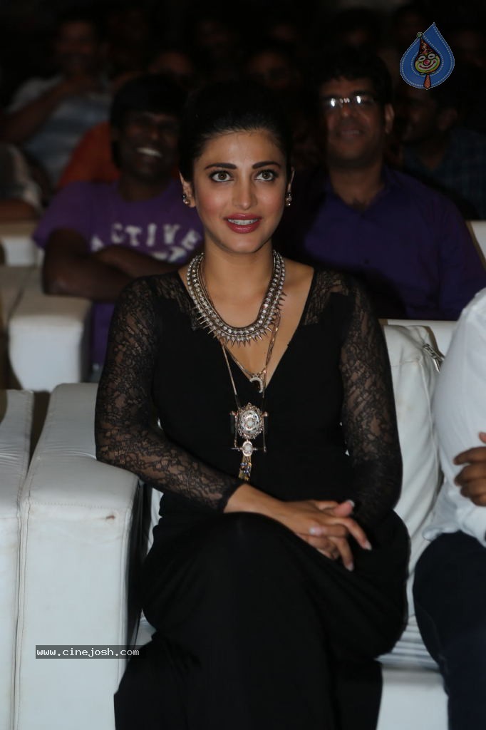 Shruti Haasan at Race Gurram Success Meet - 32 / 104 photos