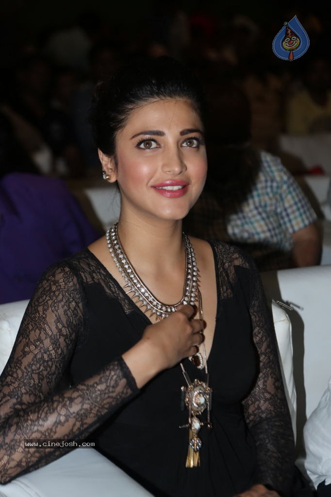 Shruti Haasan at Race Gurram Success Meet - 33 / 104 photos