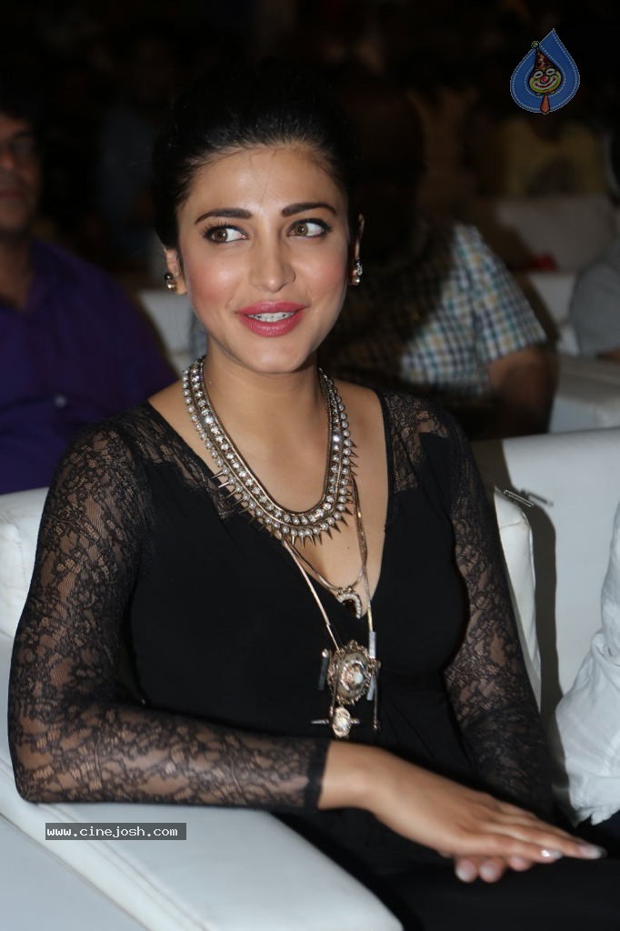Shruti Haasan at Race Gurram Success Meet - 41 / 104 photos