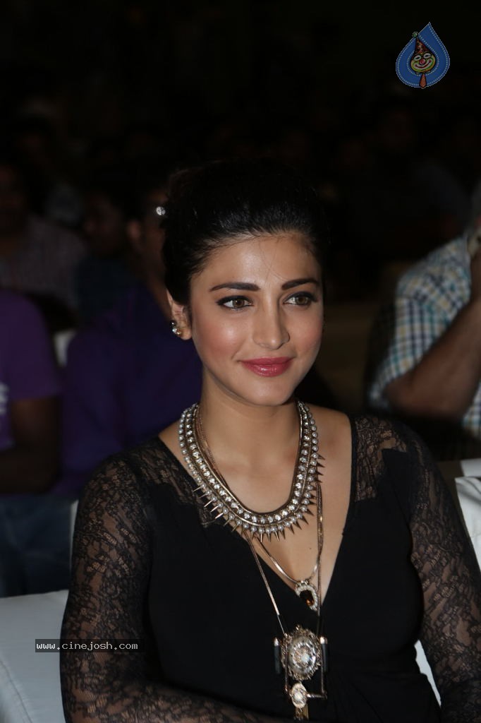 Shruti Haasan at Race Gurram Success Meet - 47 / 104 photos