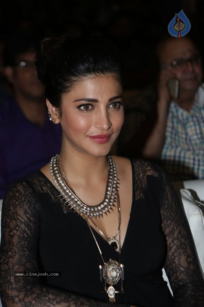 Shruti Haasan at Race Gurram Success Meet - 78 / 104 photos