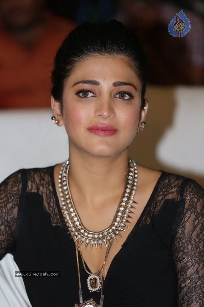 Shruti Haasan at Race Gurram Success Meet - 79 / 104 photos