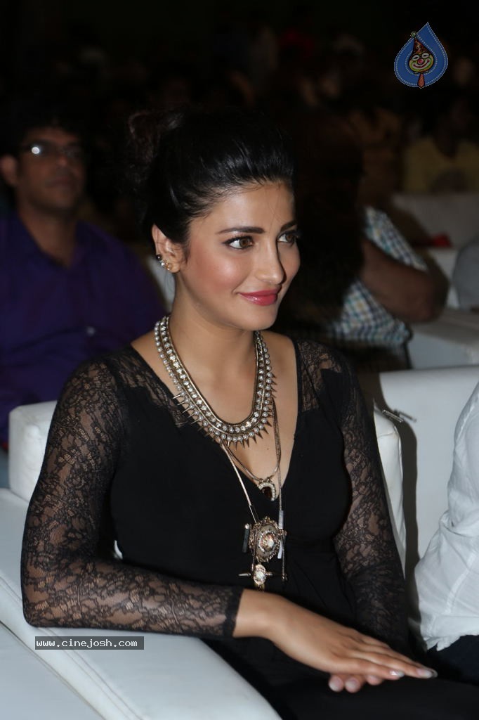 Shruti Haasan at Race Gurram Success Meet - 83 / 104 photos