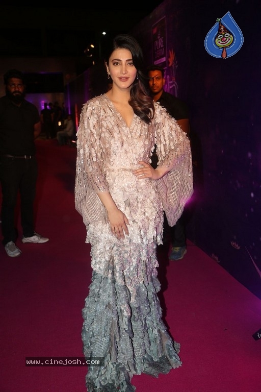 Shruti Haasan at Zee Apsara Awards - 1 / 42 photos