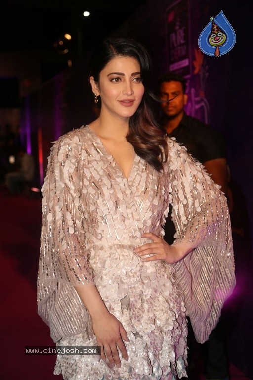 Shruti Haasan at Zee Apsara Awards - 2 / 42 photos