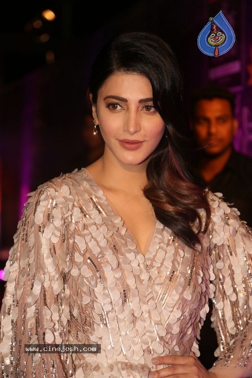 Shruti Haasan at Zee Apsara Awards - 4 / 42 photos