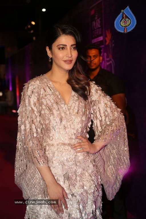 Shruti Haasan at Zee Apsara Awards - 12 / 42 photos