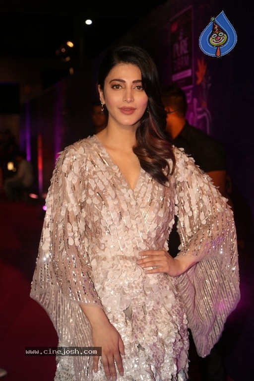 Shruti Haasan at Zee Apsara Awards - 19 / 42 photos