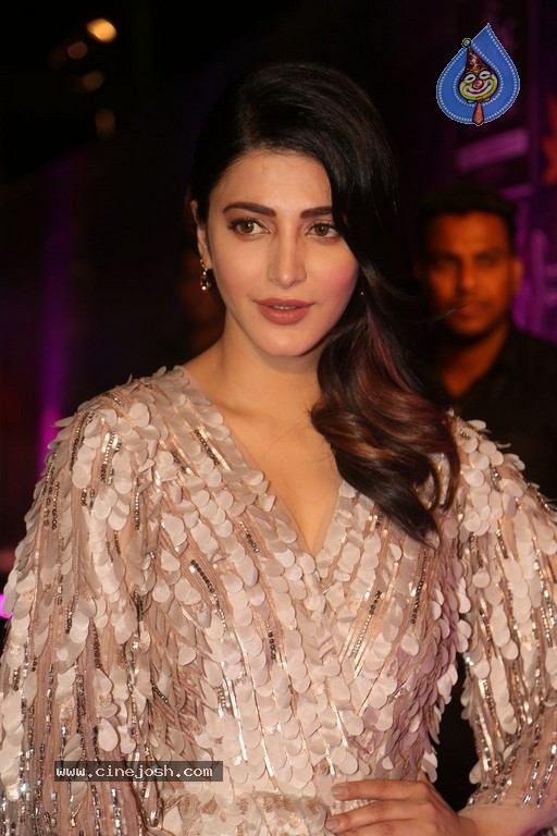 Shruti Haasan at Zee Apsara Awards - 23 / 42 photos