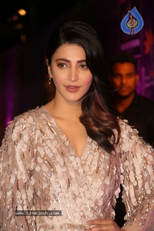 Shruti Haasan at Zee Apsara Awards - 26 / 42 photos