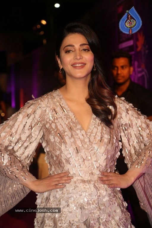 Shruti Haasan at Zee Apsara Awards - 28 / 42 photos