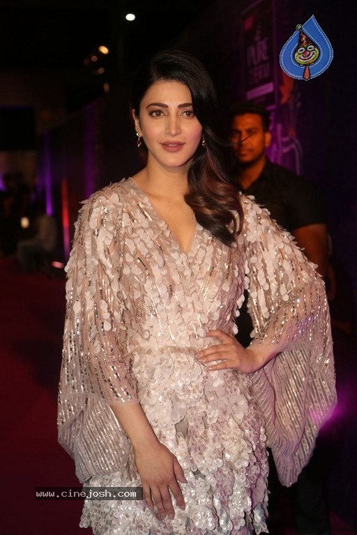 Shruti Haasan at Zee Apsara Awards - 33 / 42 photos
