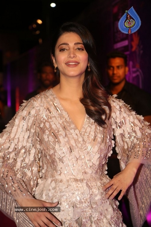 Shruti Haasan at Zee Apsara Awards - 34 / 42 photos