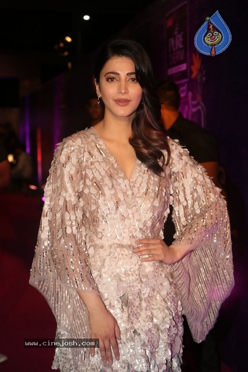Shruti Haasan at Zee Apsara Awards - 42 / 42 photos