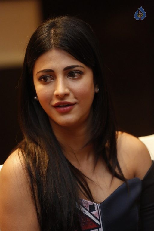 Shruti Haasan Latest Photos - 34 / 72 photos