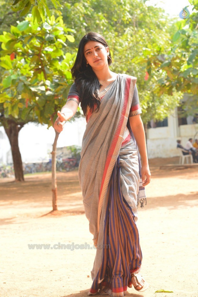 Shruti Haasan Latest Pics - 5 / 25 photos