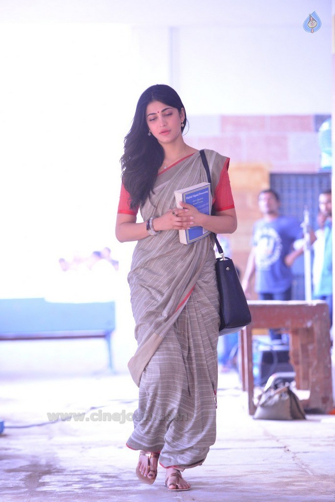 Shruti Haasan Latest Pics - 10 / 25 photos