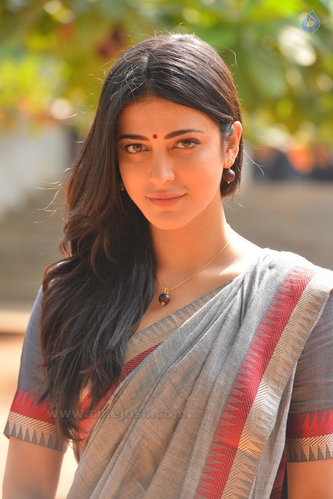 Shruti Haasan Latest Pics - 22 / 25 photos