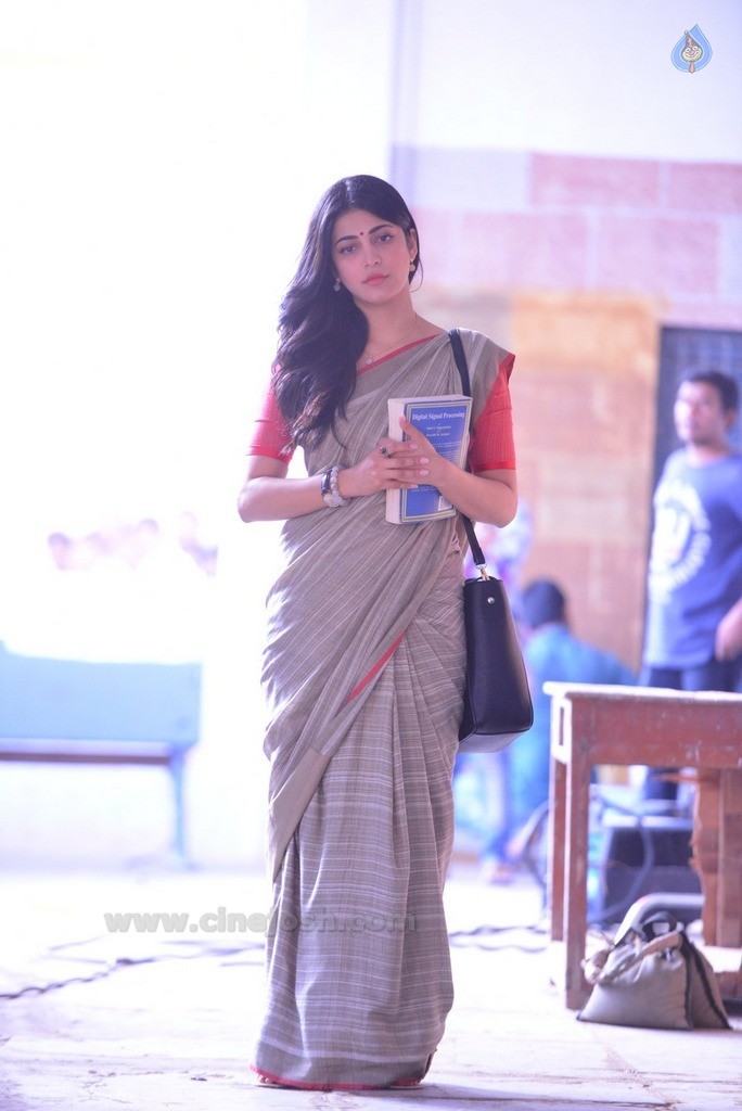 Shruti Haasan Latest Pics - 23 / 25 photos