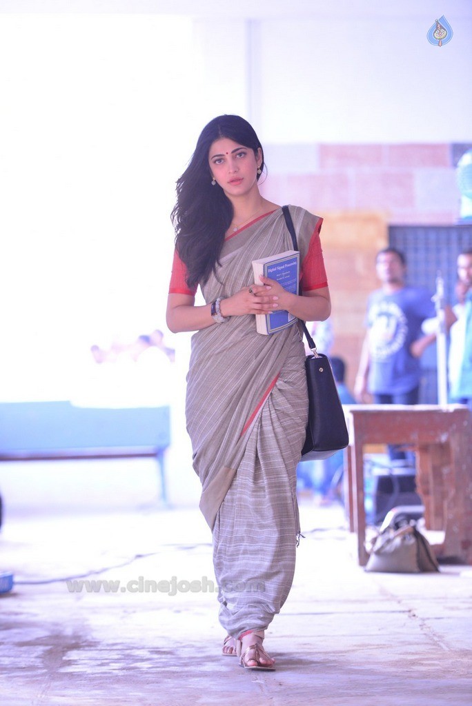 Shruti Haasan Latest Pics - 25 / 25 photos