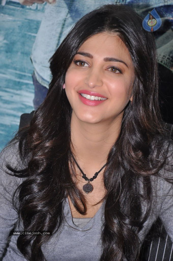 Shruti Haasan Latest Stills - 6 / 144 photos