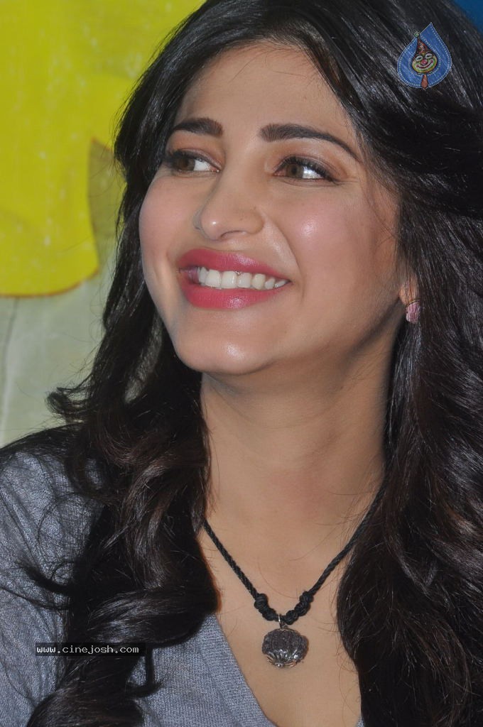 Shruti Haasan Latest Stills - 18 / 144 photos