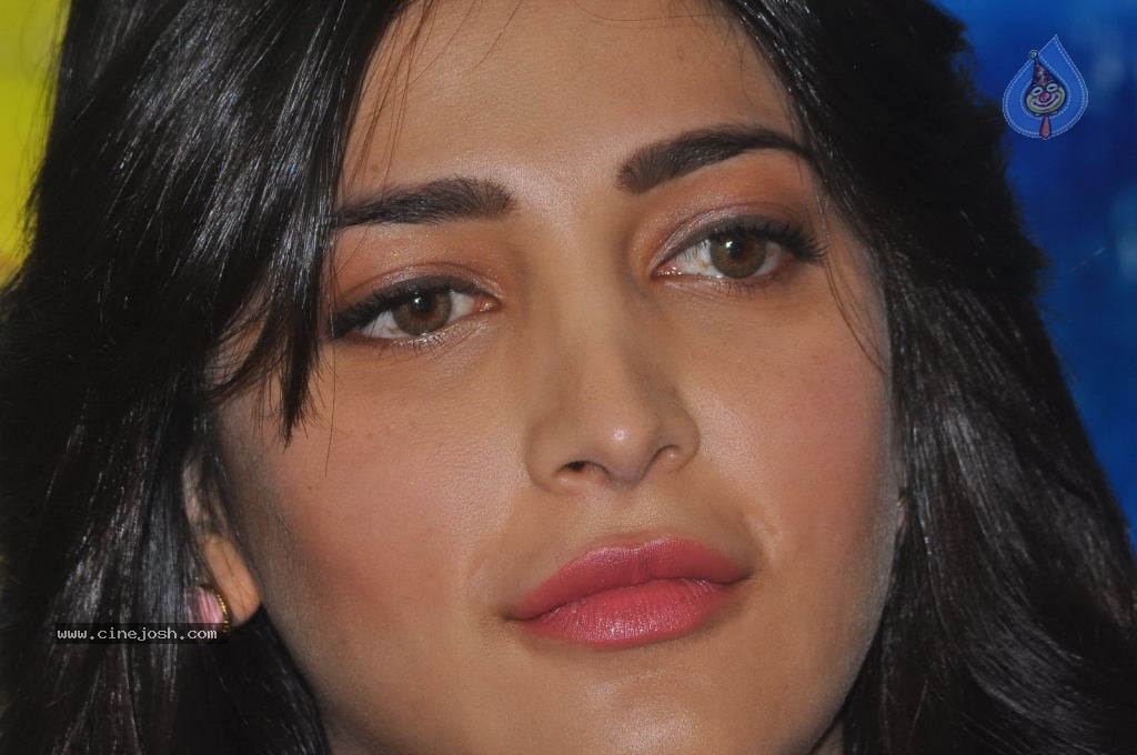 Shruti Haasan Latest Stills - 25 / 144 photos