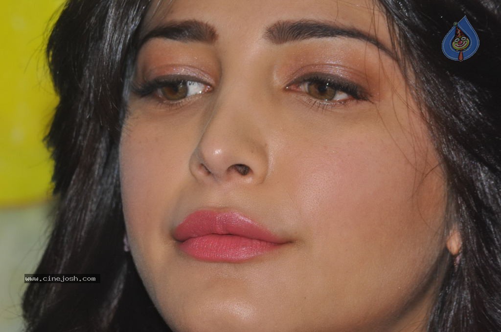 Shruti Haasan Latest Stills - 29 / 144 photos