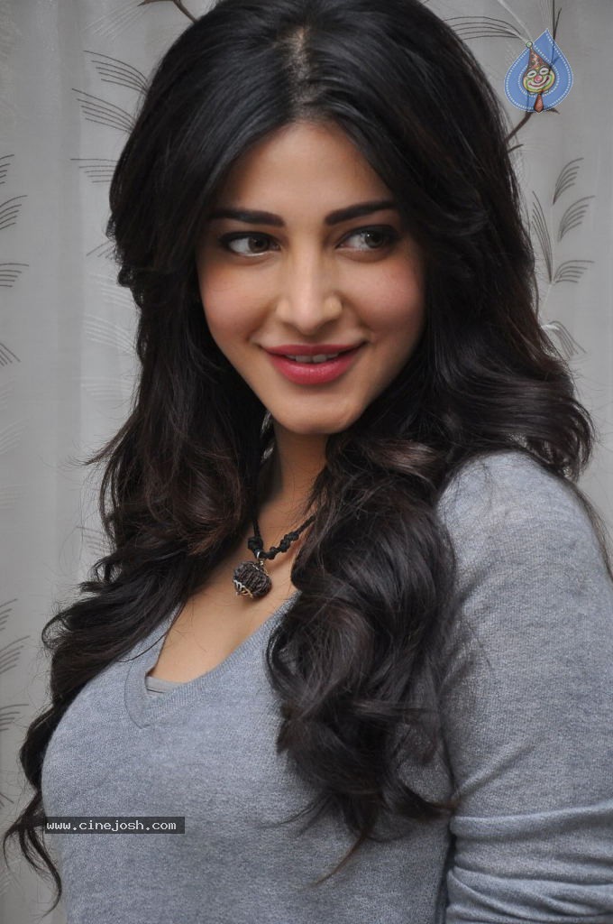 Shruti Haasan Latest Stills - 33 / 144 photos