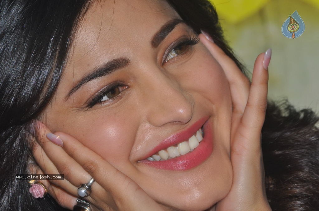 Shruti Haasan Latest Stills - 36 / 144 photos