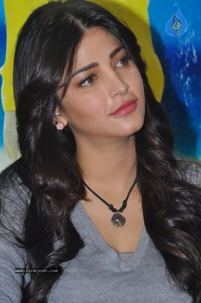 Shruti Haasan Latest Stills - 42 / 144 photos