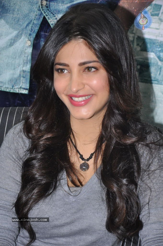 Shruti Haasan Latest Stills - 55 / 144 photos