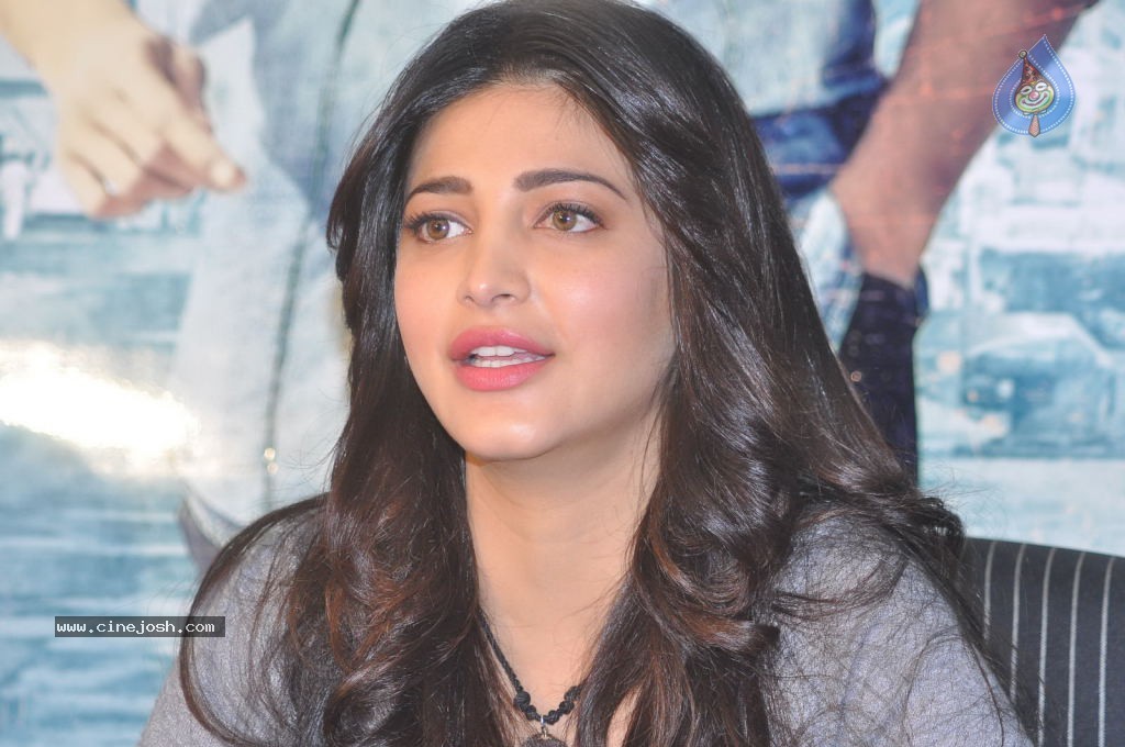 Shruti Haasan Latest Stills - 67 / 144 photos