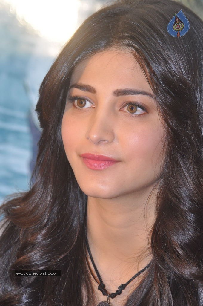 Shruti Haasan Latest Stills - 96 / 144 photos
