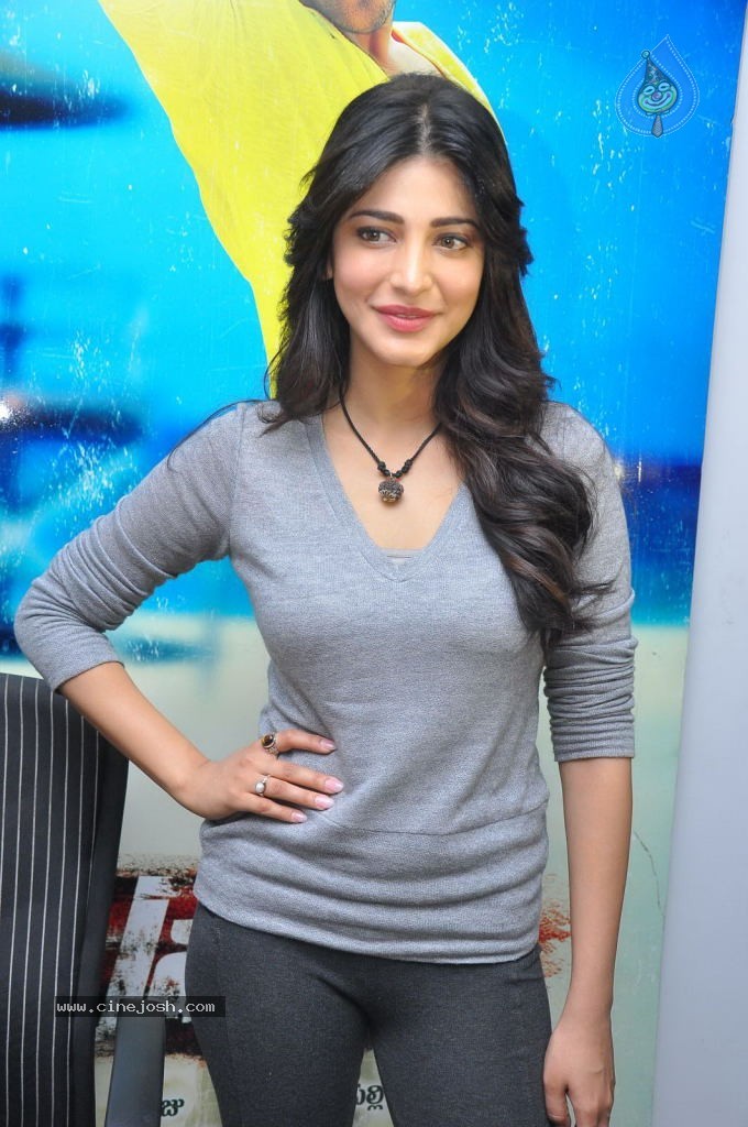 Shruti Haasan Latest Stills - 98 / 144 photos