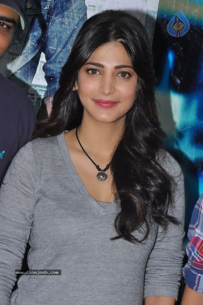Shruti Haasan Latest Stills - 101 / 144 photos