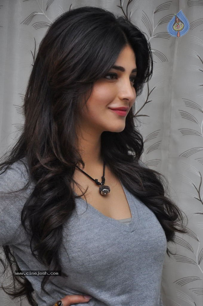 Shruti Haasan Latest Stills - 104 / 144 photos