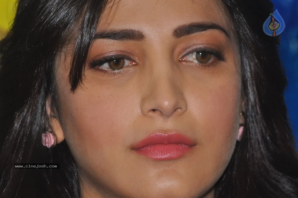 Shruti Haasan Latest Stills - 106 / 144 photos