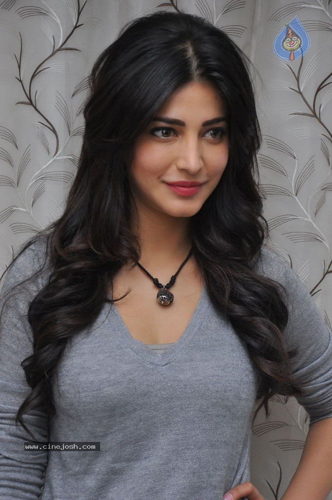 Shruti Haasan Latest Stills - 108 / 144 photos
