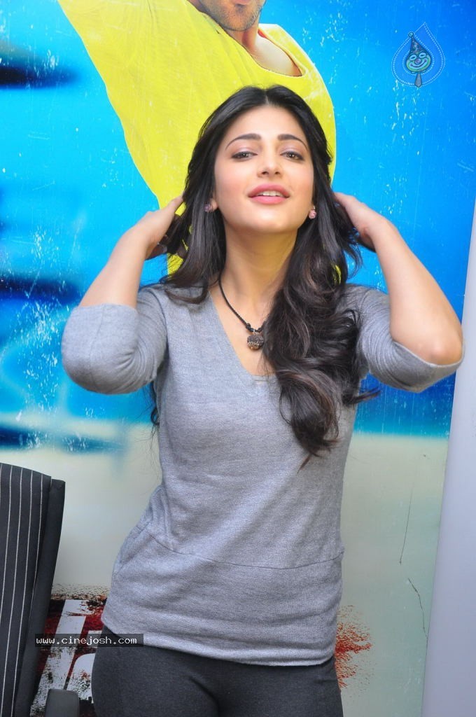 Shruti Haasan Latest Stills - 119 / 144 photos