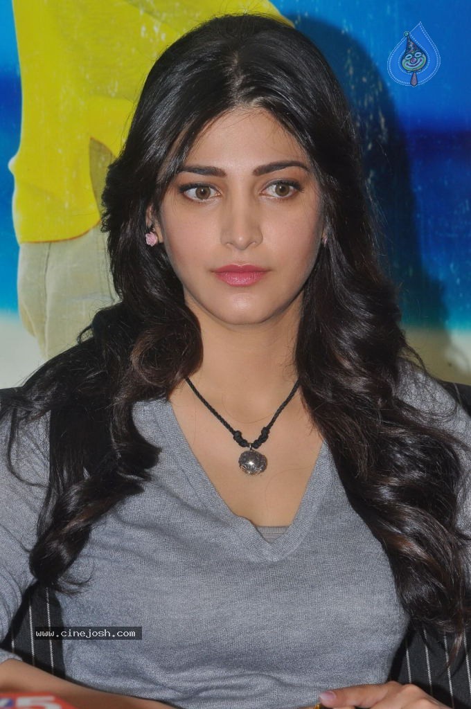 Shruti Haasan Latest Stills - 135 / 144 photos